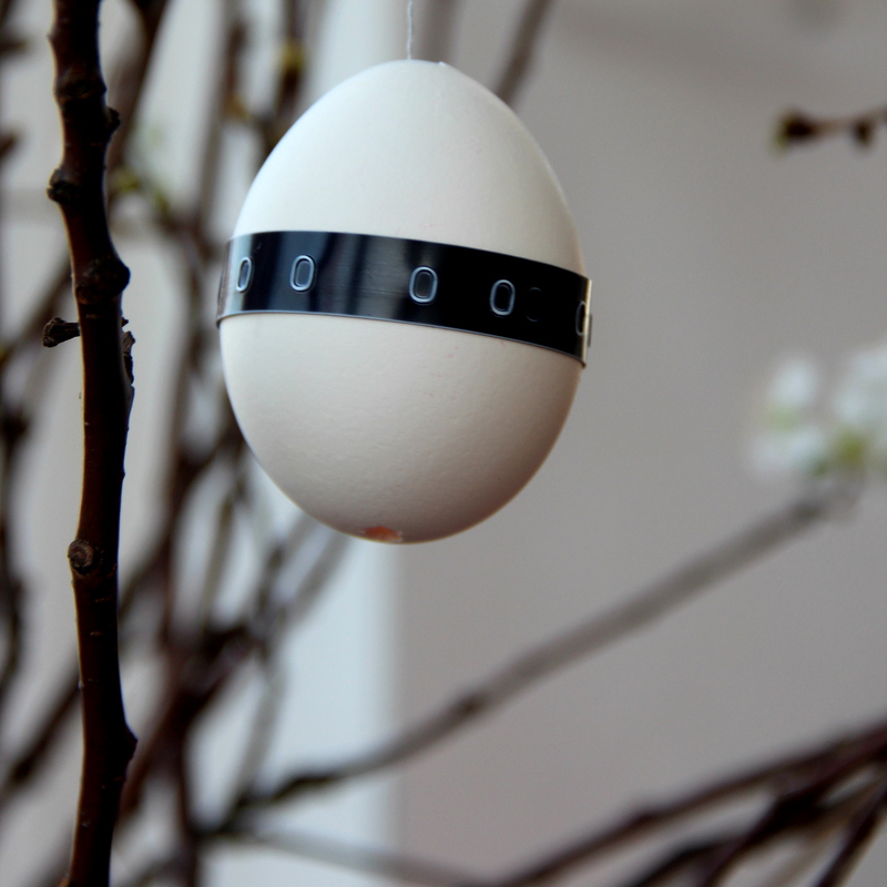Schrift auf Ei kleben - stick label on egg