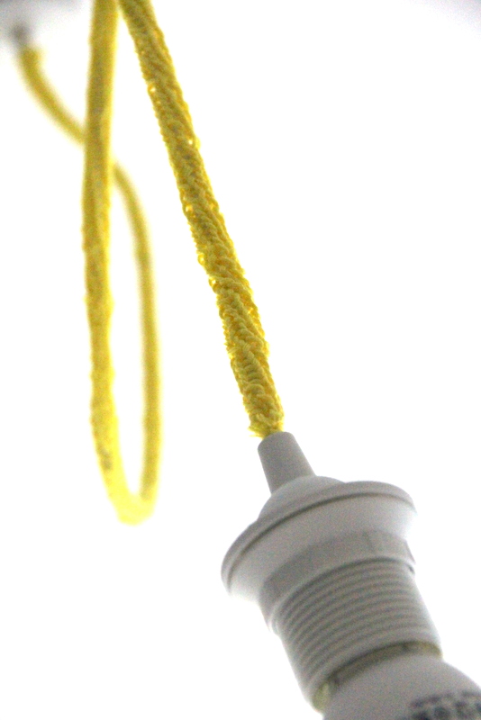 Lampe mit gelbem Kabel