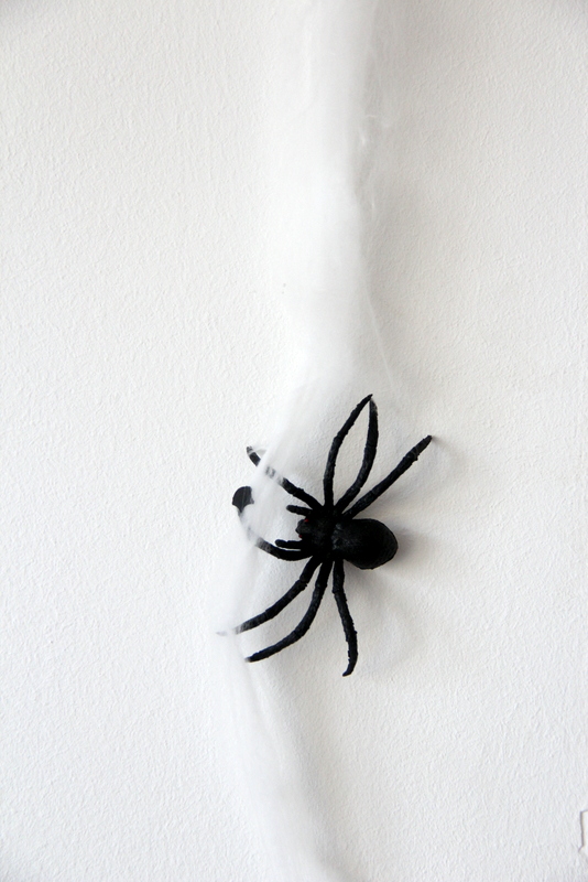 Gummi-Spinne und künstliche Spinnenweben