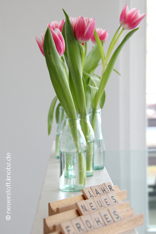 Frohes neues Jahr mit Tulpen und Scrabble