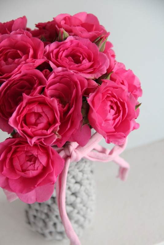 Strüßche pinke Rosen in gehäkelter Vase