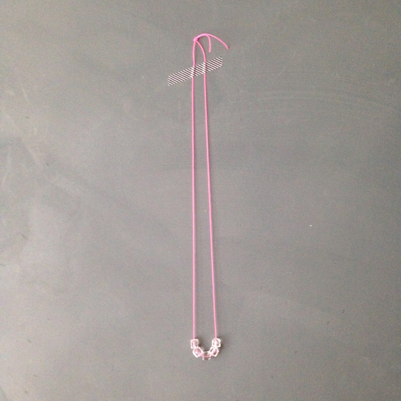 neue Kette aus alten Perlen und neon pinkem Band - Upcycling
