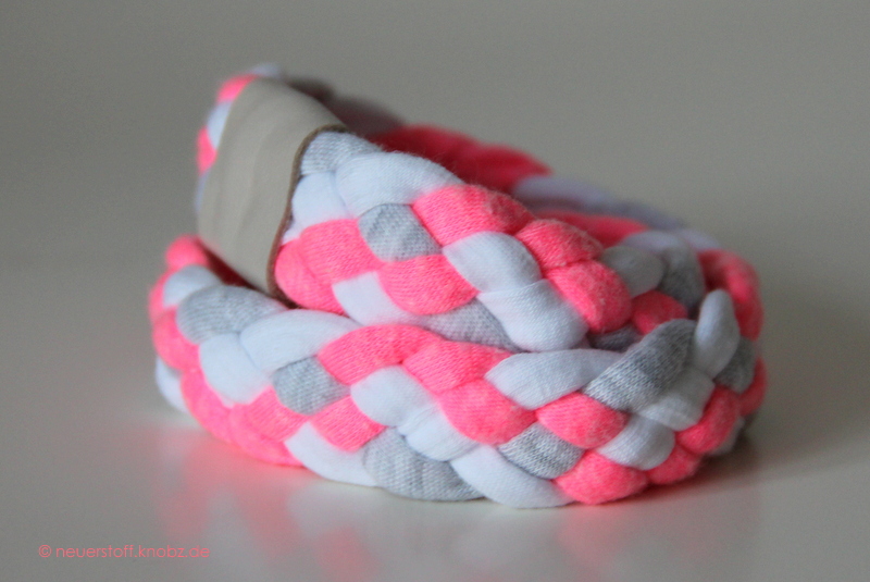 Armreif - Textilschmuck - neon-pink, grau, weiß