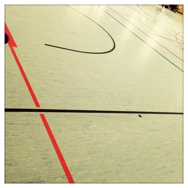 Linien auf Sporthallenboden