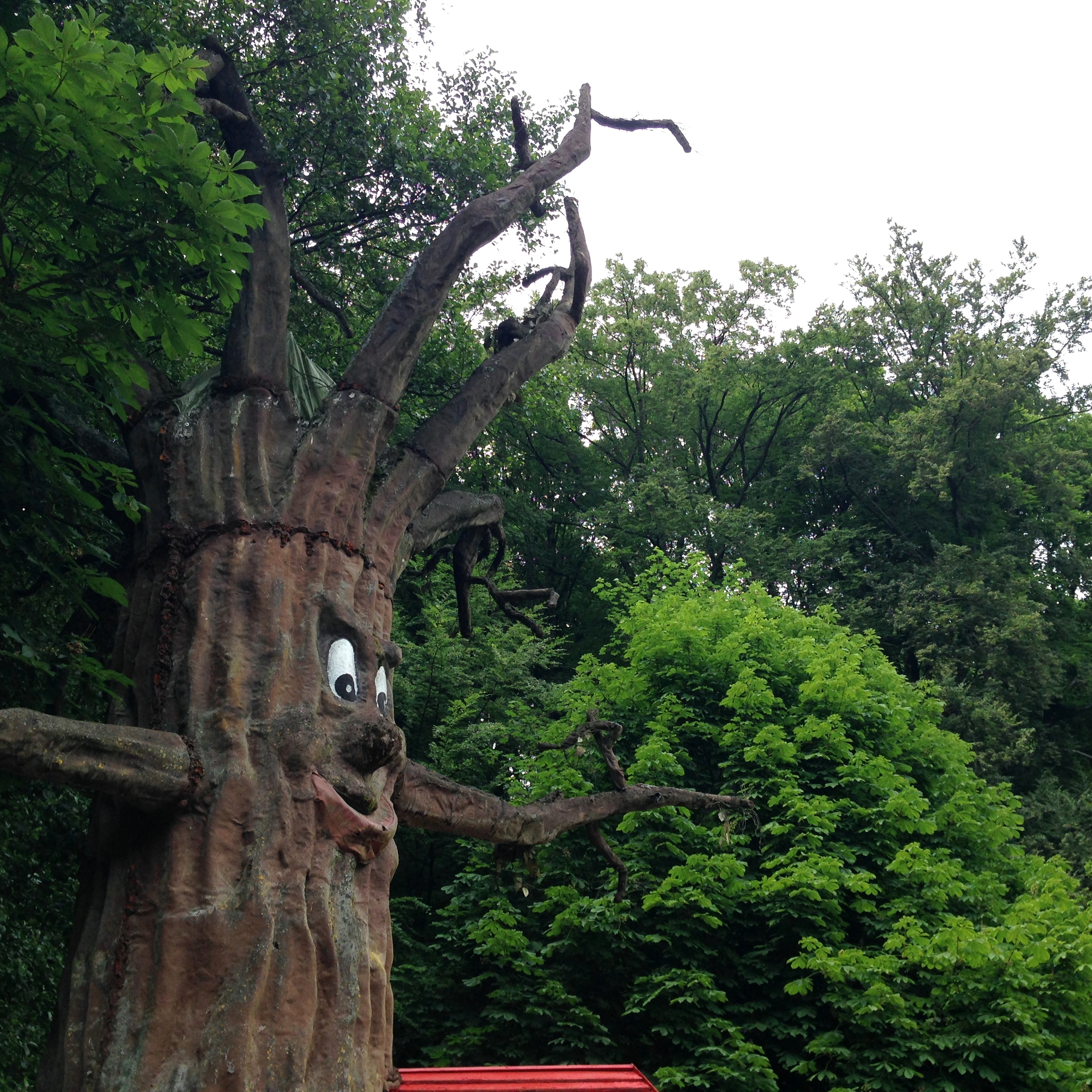 sprechender Baum im Freizeitpark