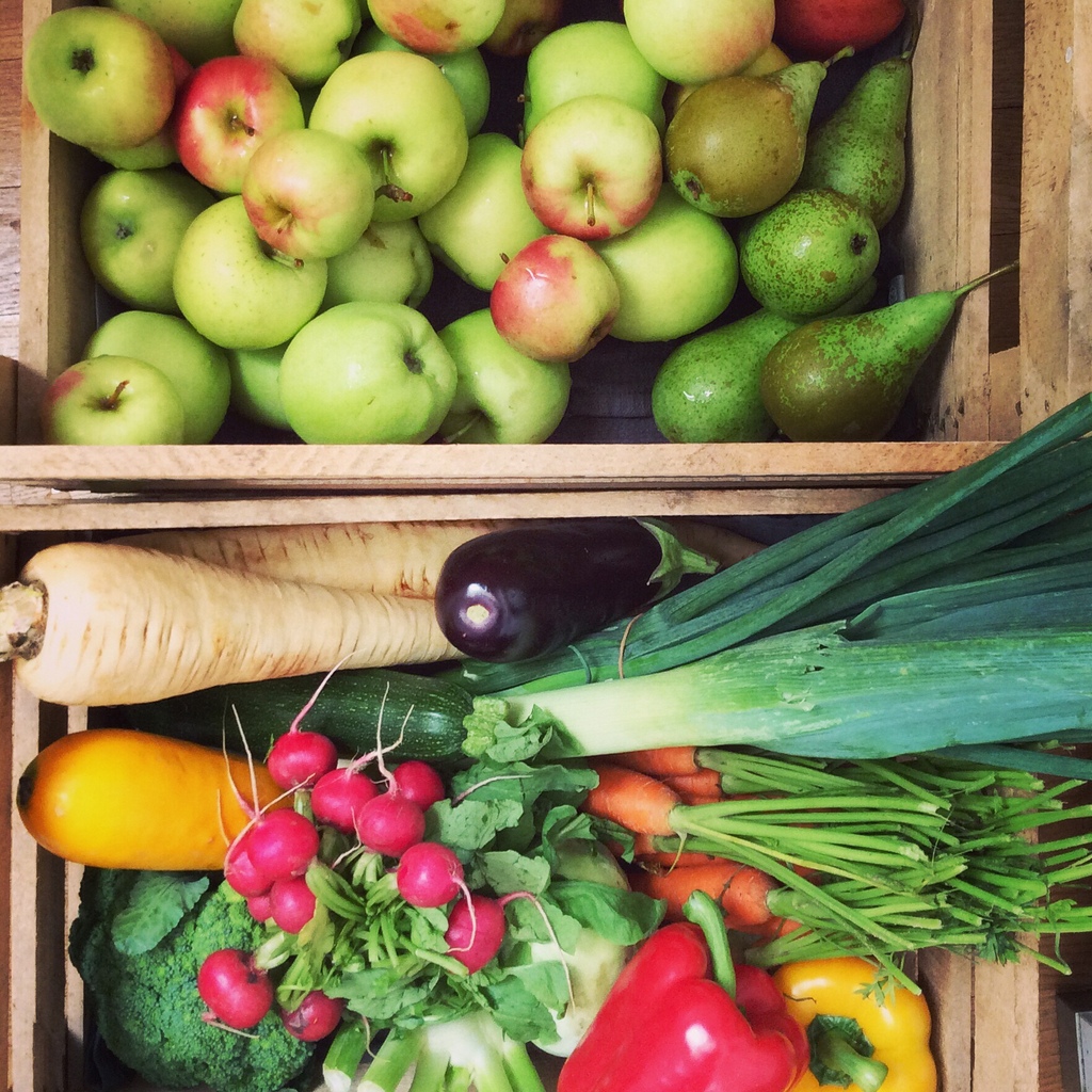 frisches Gemüse und Äpfel vom Markt