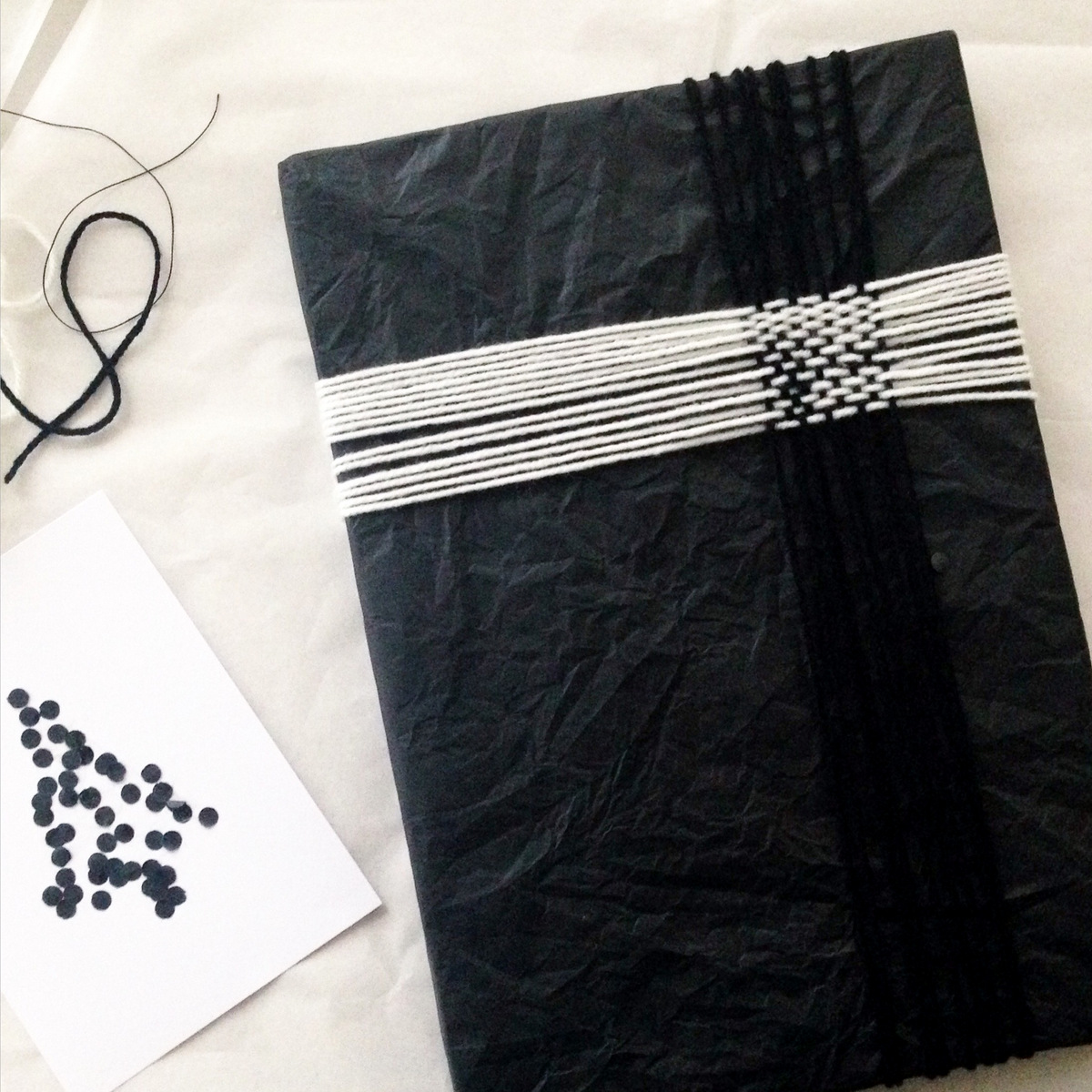 Geschenk verpacken in schwarz und weiß (4)