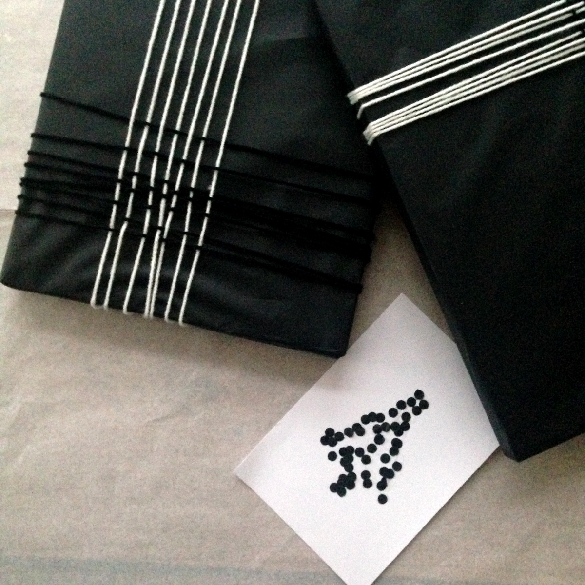Geschenk verpacken in schwarz und weiß (5) mit Seidenpapier und Garn - Weben