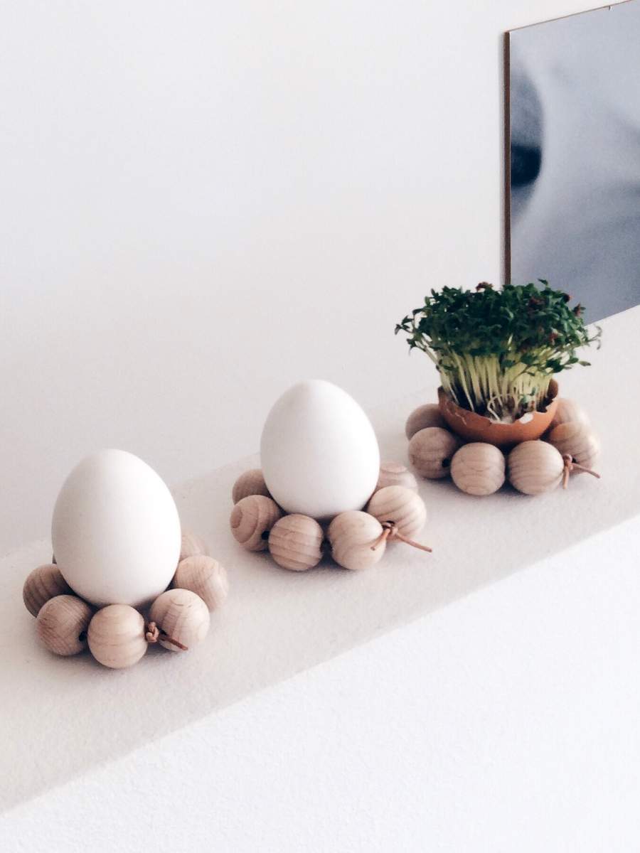Eierbecher aus Holzkugeln, Kresse im Ei