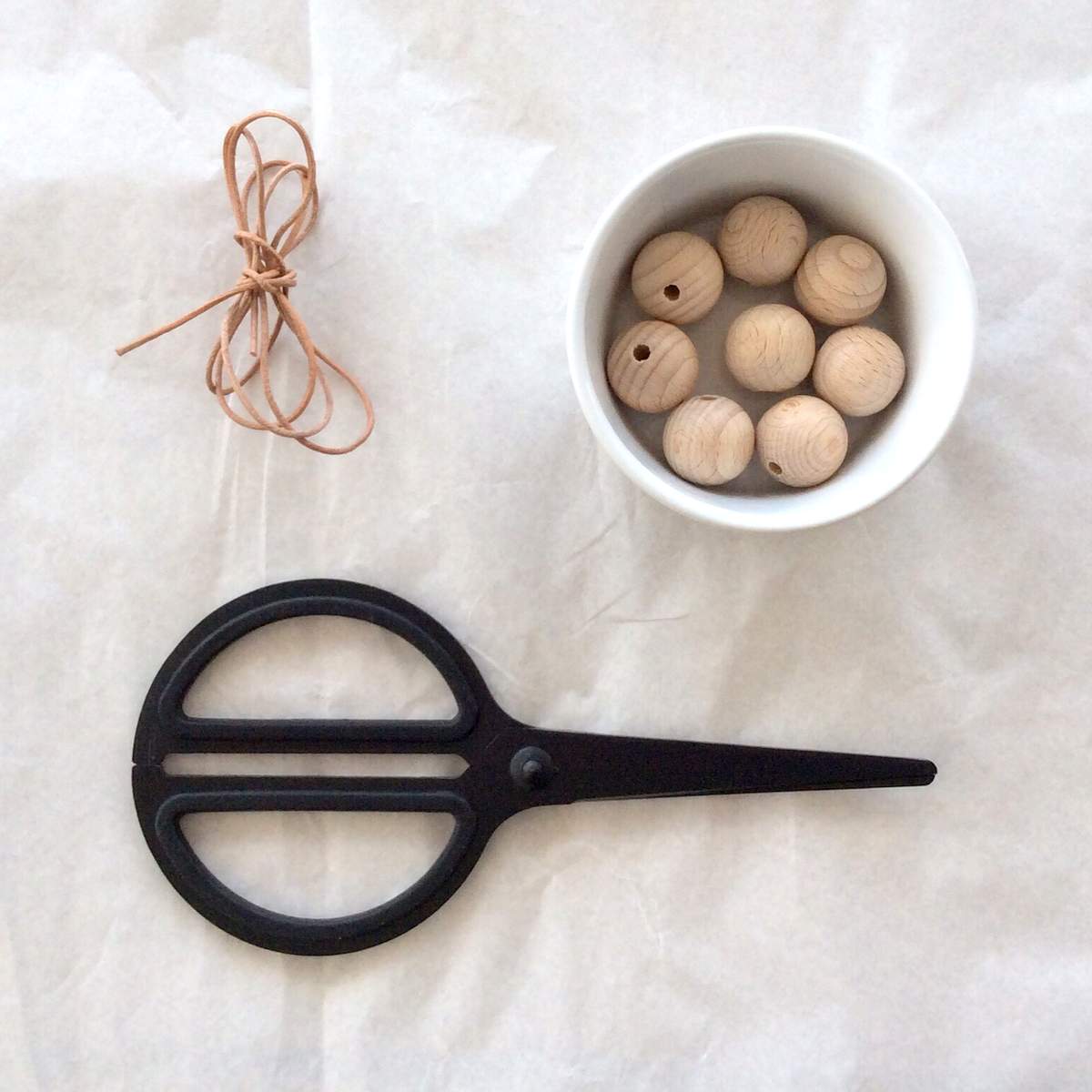 Eierbecher aus Holzkugeln DIY Anleitung Material