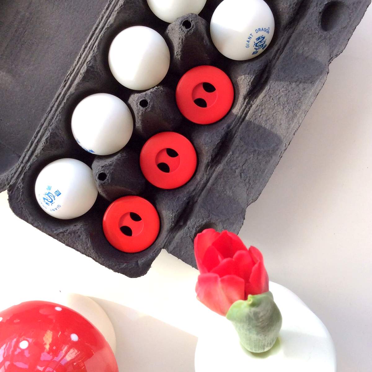 Knopfkiste - großer roter Knopf aus Kunststoff im Eierkarton mit Tulpe und Fliegenpilz