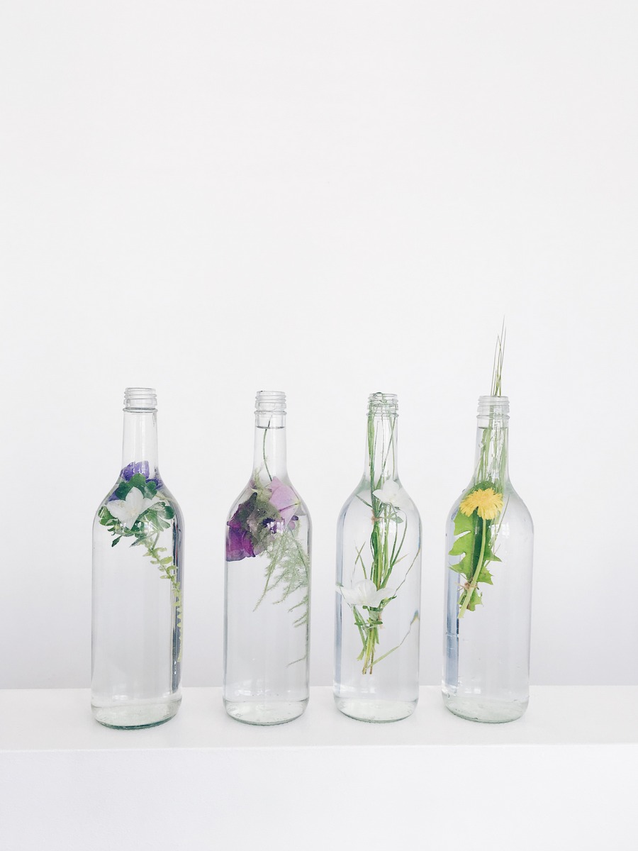 Blumen in Glasflaschen dekorieren