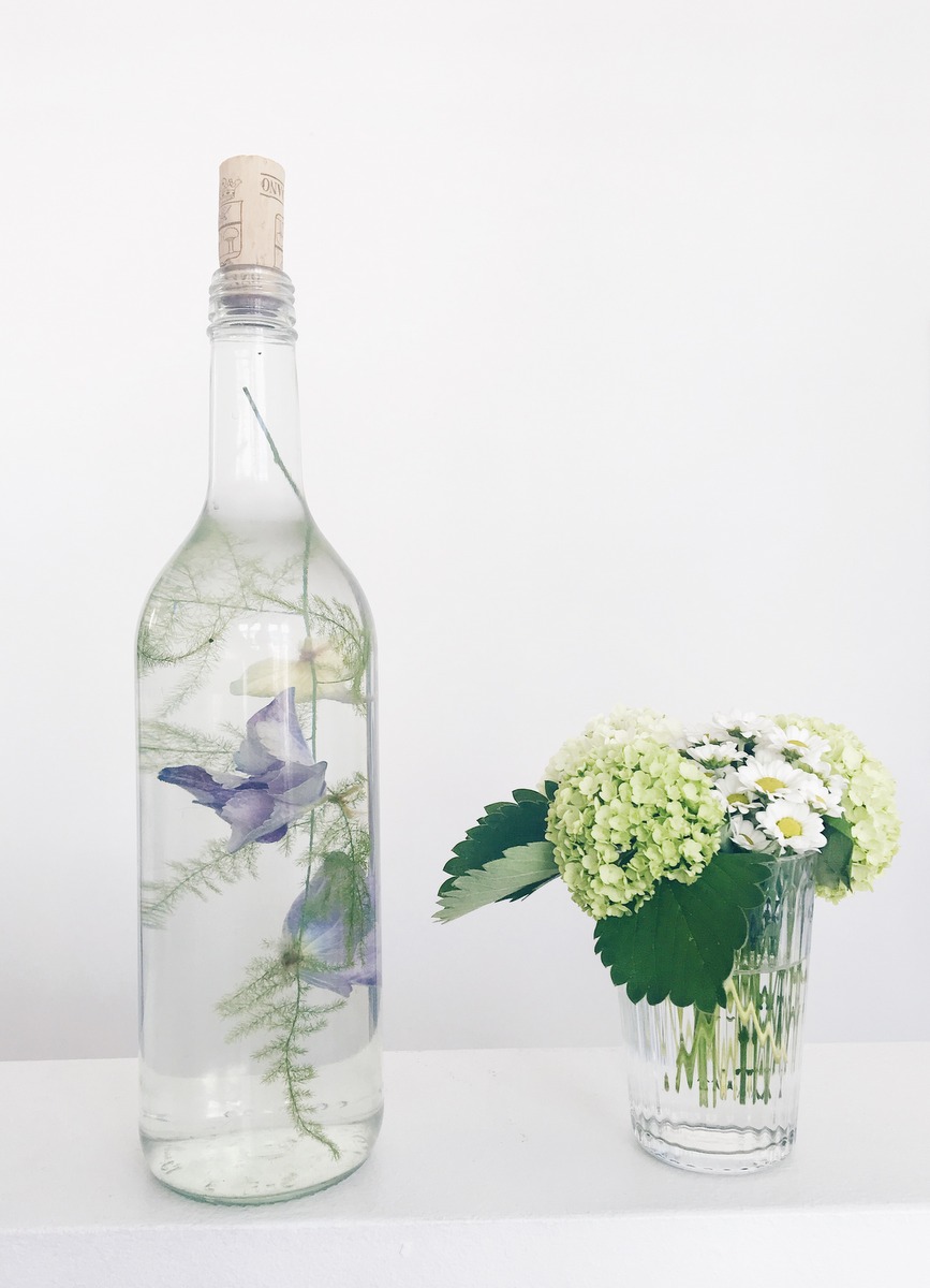 zarte Blüten in Flaschen