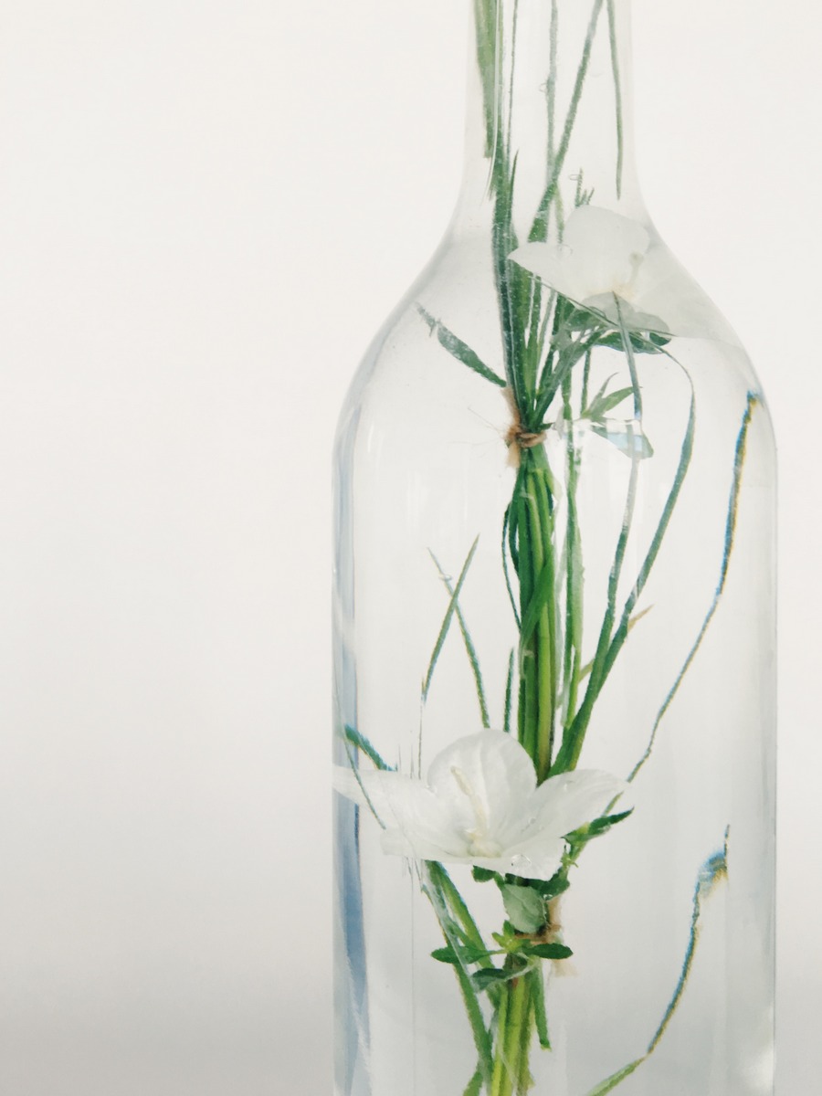 zarte Blüten in der Wasserflasche dekorieren